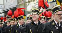 Bildmotiv der Bergparade, zu sehen sind Mitglieder des Bergmannsvereins in traditioneller Uniform