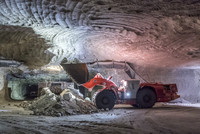 Bildmotiv aus dem Salzbergwerk Heilbronn, zu sehen ist ein roter Lader, der Salz an der Übergabestelle zur Weiterverarbeitung ablädt