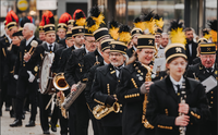 Bildmotiv der Bergparade, zu sehen sind Musikerinnen und Musiker der Bergkapelle sowie Mitglieder des Bergmannsvereins in traditioneller Uniform