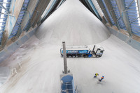 Bildmotiv der Heilbronner Salzhalle, zu sehen sind ein großer Salzhaufen sowie ein LKW, der mit Salz beladen wird