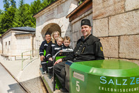 Bildmotiv aus dem Salzbergwerk Berchtesgaden, zu sehen ist eine Besuchergruppe mit ihrem Führer auf der Grubenbahn